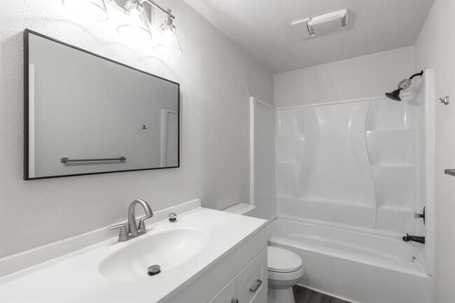 Building Photo - 1445 Hillview Ave