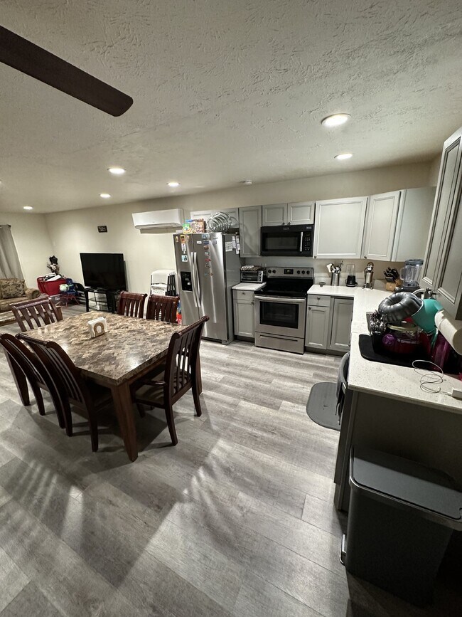 Building Photo - Desirable 2 bedroom 1 Bath Home in Ontario
