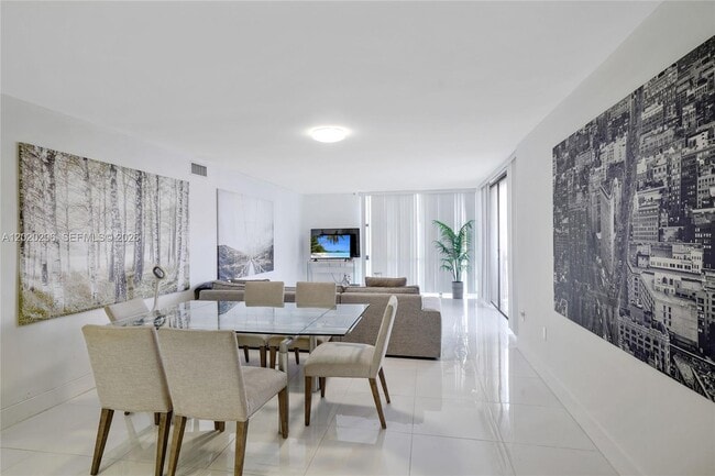 Building Photo - 3625 N Country Club Dr
