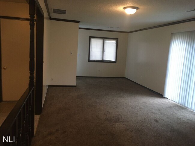 Building Photo - 2226-2228 Versailles Village Pl