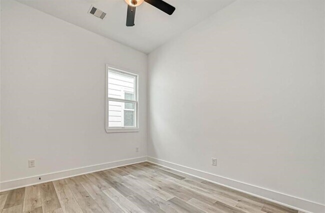 Building Photo - 8405 Schneider St