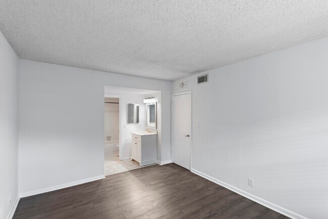 Building Photo - 495 SE 8th St