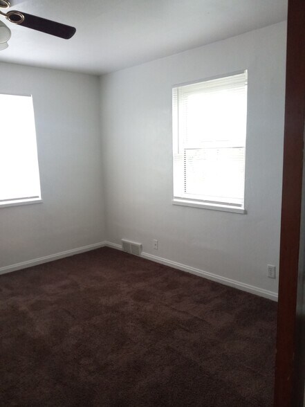 Master Bed - 515 East Dr