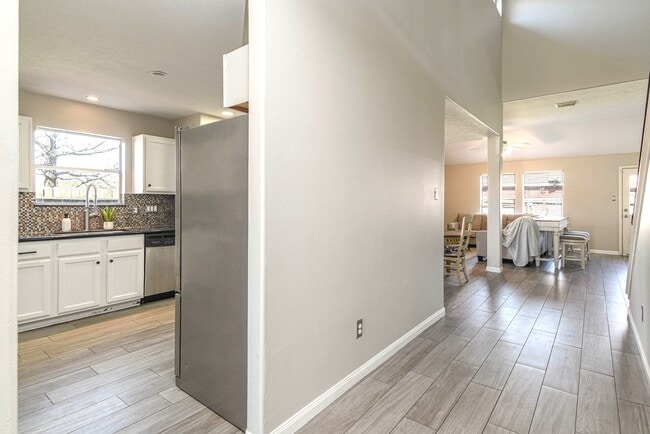 Building Photo - 245 Lake Estates Dr