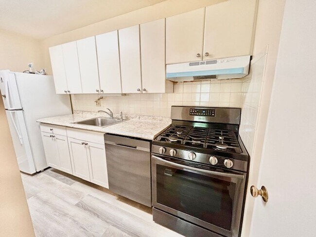Building Photo - Cozy Oasis in Rockville!
