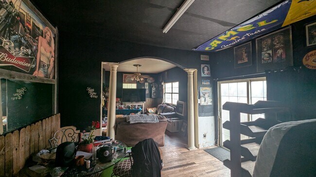 Building Photo - 710 Main St