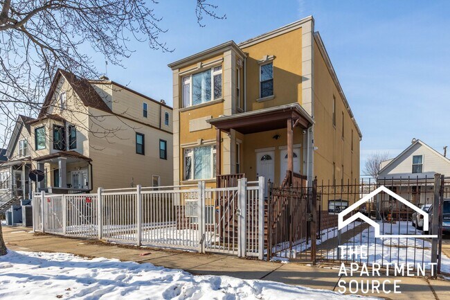 Building Photo - 2028 N Hamlin Ave