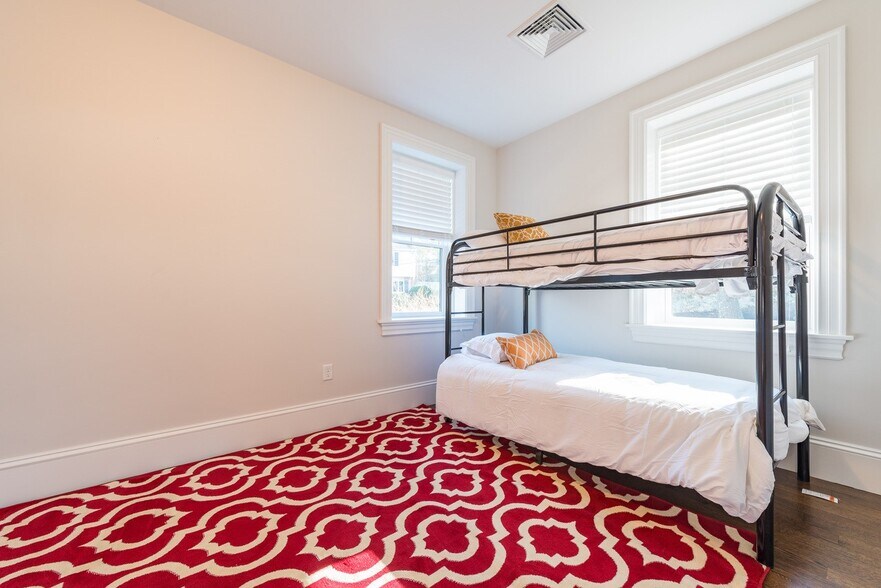 Building Photo - 2044 Beacon St