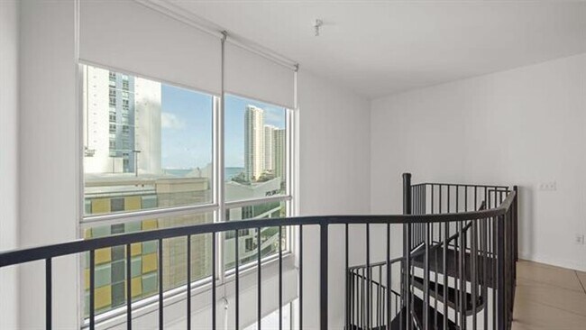 Building Photo - 300 S Biscayne Blvd