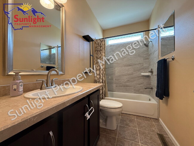 Building Photo - 3 Bed 2 Bath 2,756 sq ft on 2+ acres in Columbus