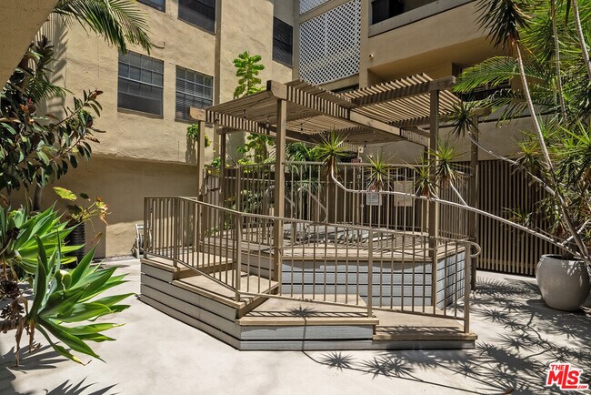 Building Photo - 740 Kings Rd