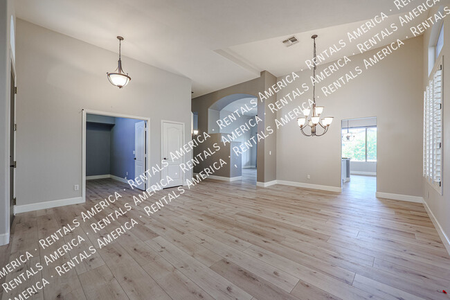 Building Photo - 6806 W Skylark Dr