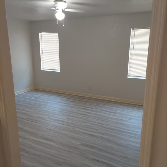 Building Photo - 1417 W Talmage St