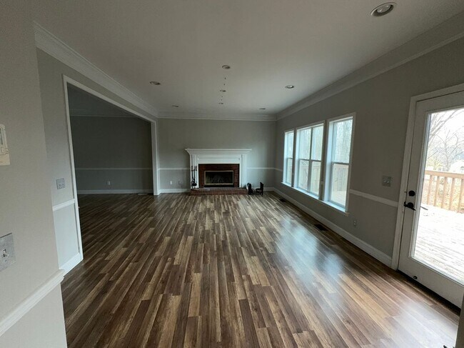 Building Photo - 2845 Stratfield Ct