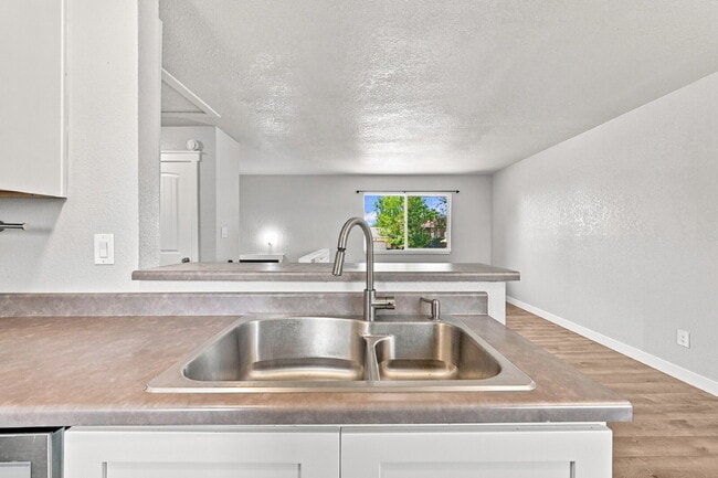 Building Photo - $2,095.95, 4 bed, 2 bath, located in Colorado Springs with a fenced-in backyard.