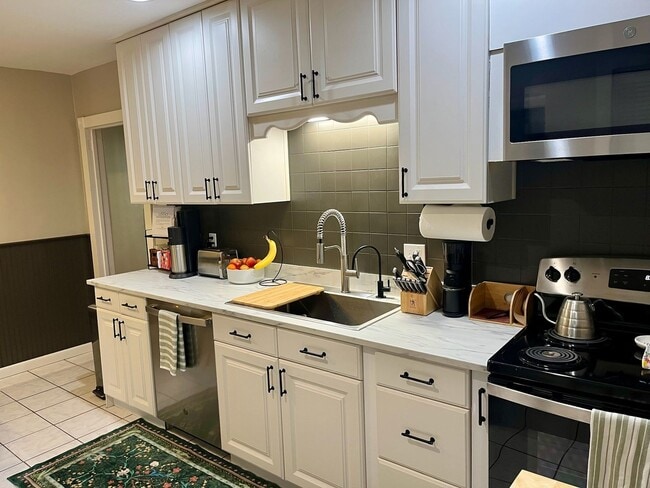 Building Photo - 3/2 Duplex Conveniently Situated in an Established Neighborhood!