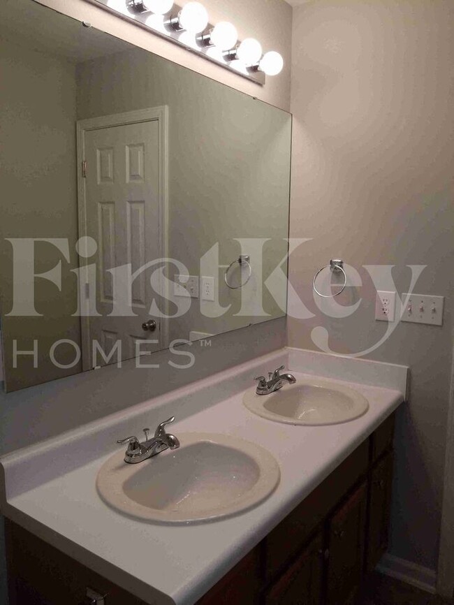 Building Photo - 4406 Vernon Cir SE