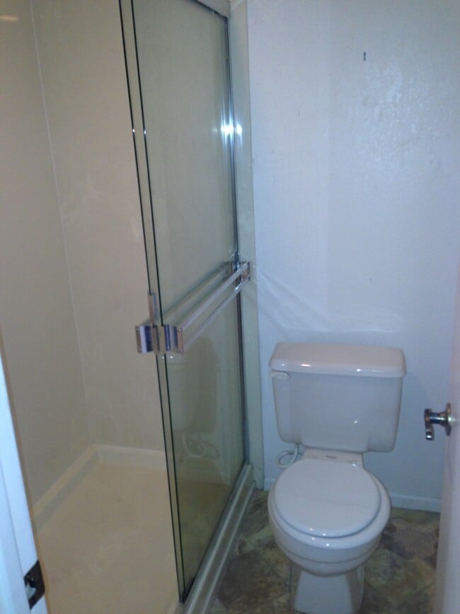 Building Photo - **COMFY 2 BEDROOM/2 FULL BATHROOM CONDO IN...