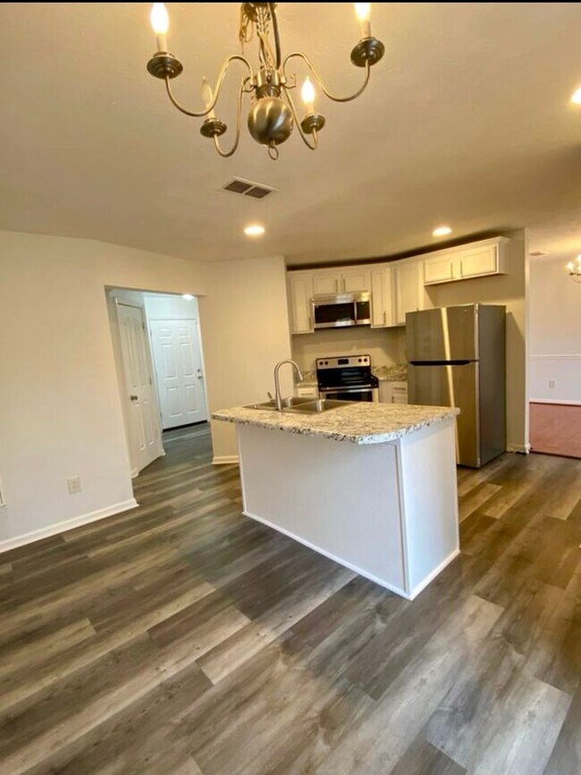 Building Photo - Three or four bedroom 2 1/2 bath in Antioch
