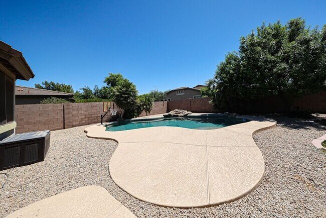 Building Photo - Welcome to this stunning 3-bedroom, 2-bath...