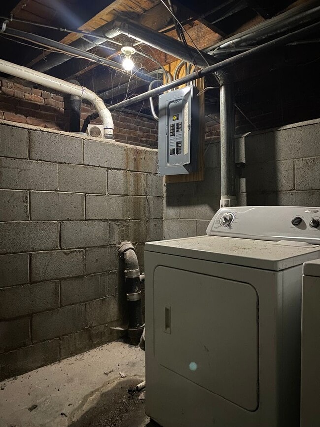 Building Photo - Coming Soon! Updated 4 bed 2 bath house right in the heart of Benson.