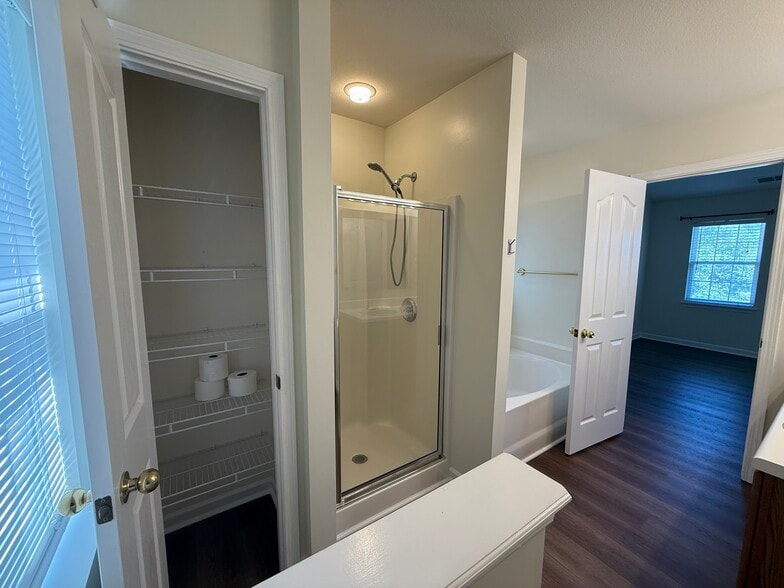 Tub/Shower separate with linen closet - 8253 Belmont Stables Dr
