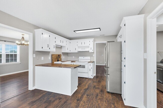 Building Photo - 213 E Ridge Ct