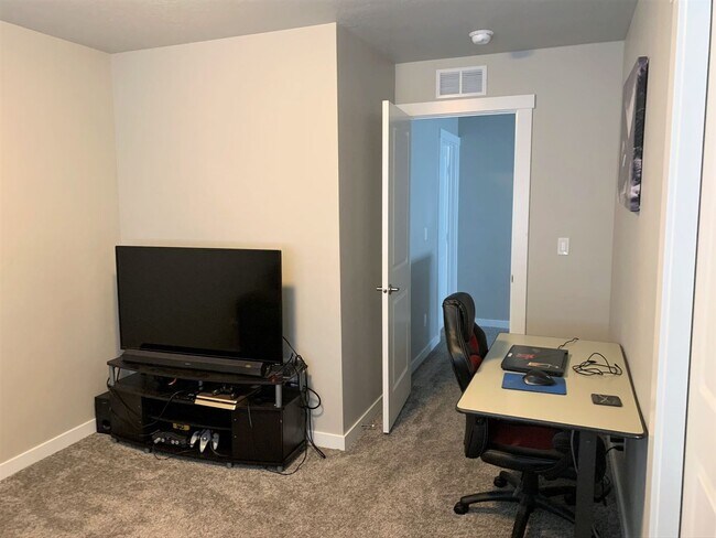 Building Photo - Newer 4 bed 2.5 bath home off Overland and...