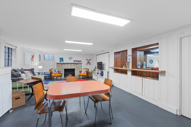 Building Photo - 9526 Lawndale Ave