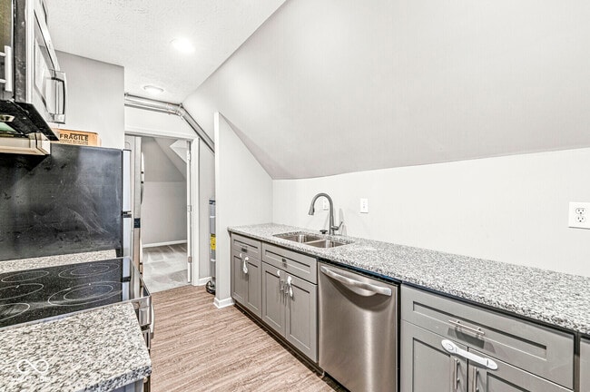 Building Photo - 2345 N Kenwood Ave