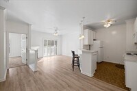 Building Photo - Spacious Condo in Knollwood – Pool, Gym an...