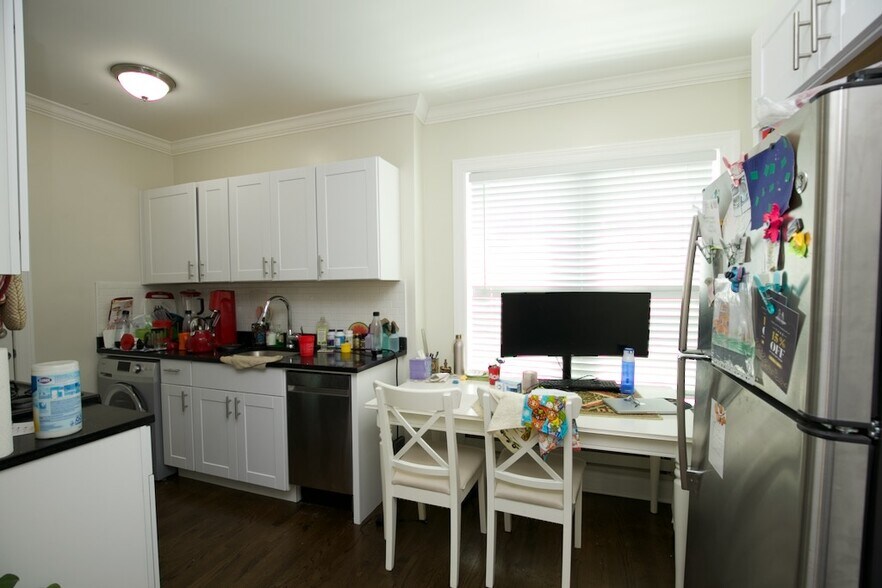 Building Photo - 3817 N Greenview Ave
