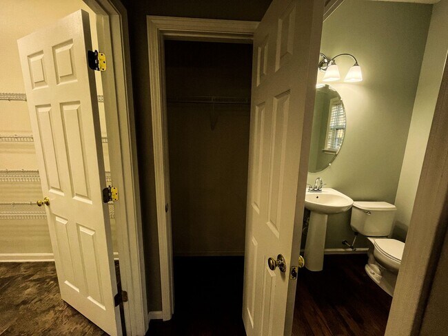 Building Photo - Gorgeous 4 Bedroom, 2 1/2 Bathroom Home in...