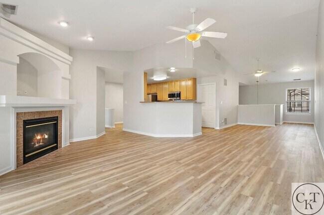 Building Photo - 2139 Vanderbilt Dr