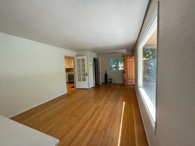 Building Photo - 978 E 5th Ave