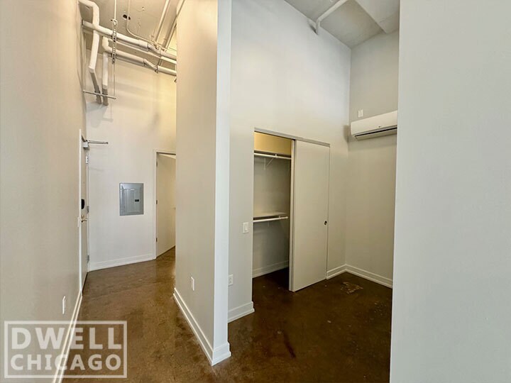 Building Photo - 640 N La Salle Dr