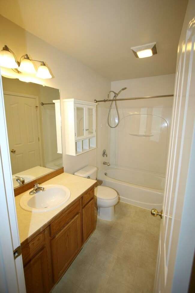Building Photo - 4 Bedroom Eagle River Home!