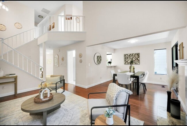 Building Photo - 316 Del Monte Way