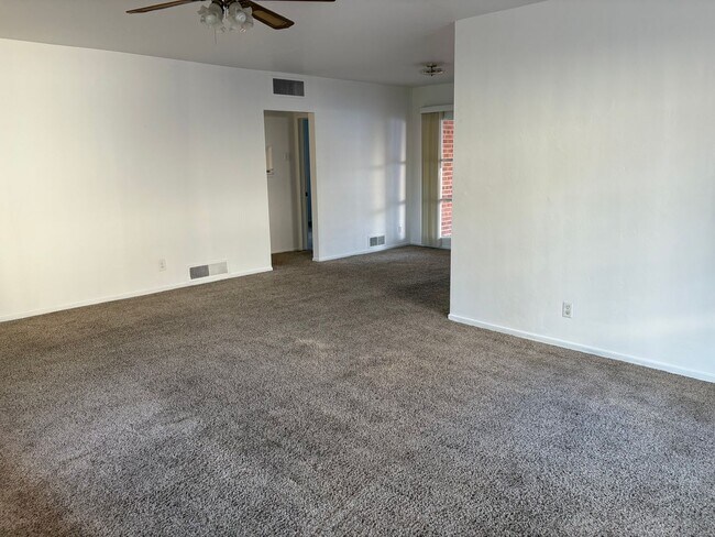Building Photo - 2 bedroom, 1 bathroom house near Universit...