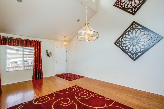 Building Photo - Impeccable 5 Bedroom Home with Mountain Views