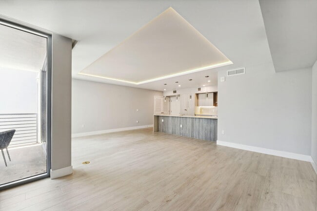 Building Photo - 111 SE 1st Ave