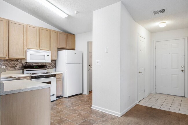 Building Photo - 2Bed/2Bath, Upgraded Condos in the Heart o...