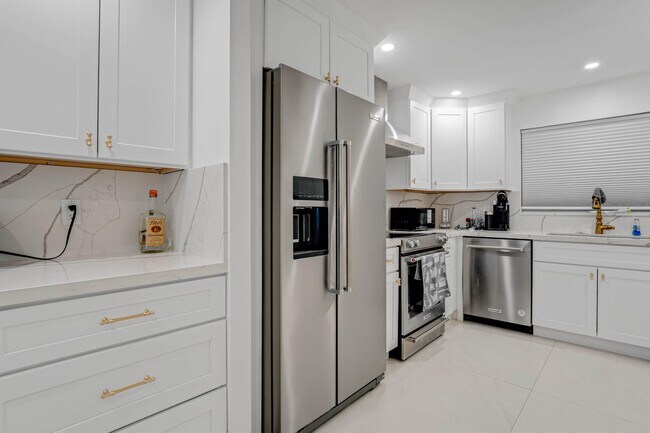 Building Photo - 401 Briny Ave