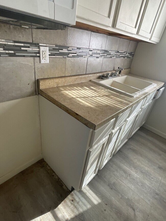 Building Photo - Cute 3 bed 1 bath with detached Garage