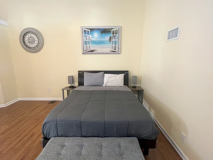 Building Photo - 2417 Sundy Ave