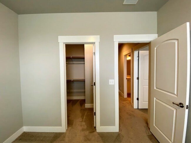 Building Photo - 5447 Valentia St