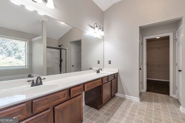 Building Photo - 214 Farm Manor Ct