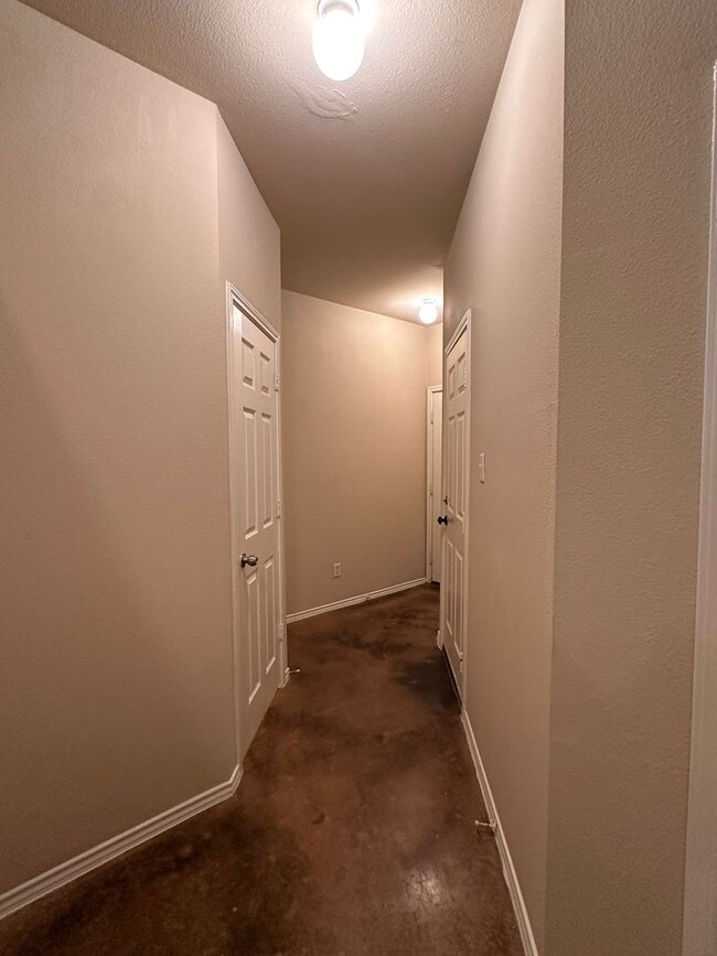 Building Photo - Townhouse available for IMMEDIATE move in