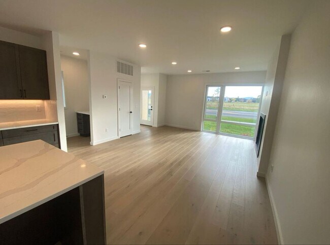 Building Photo - Single Family HOME with 3 Bedrooms 2 1/2 B...