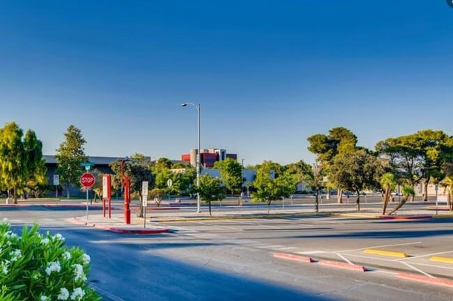 Building Photo - 797 E Harmon Ave